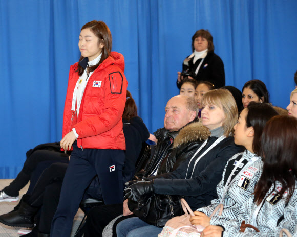 피겨여왕 김연아가 13일(한국시각) 2013 국제빙상경기연맹(ISU) 세계피겨선수권대회가 열리는 캐나다 온타리오주 런던 버드와이저 가든스 기자회견장에 연기순서를 추첨하기 위해 입장하고 있다. 김연아는 35명의 출전 선수 중 14번째로 연기를 한다.  연합뉴스