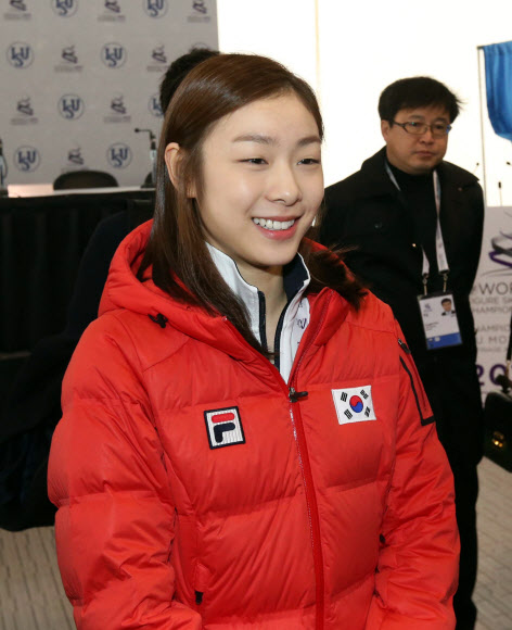 피겨여왕 김연아가 13일(한국시각) 2013 국제빙상경기연맹(ISU) 세계피겨선수권대회가 열리는 캐나다 온타리오주 런던 버드와이저 가든스 기자회견장에 연기순서를 추첨하기 위해 입장하고 있다. 김연아는 35명의 출전 선수 중 14번째로 연기를 한다.  연합뉴스