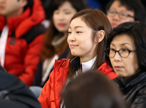 피겨여왕 김연아가 13일(한국시각) 2013 국제빙상경기연맹(ISU) 세계피겨선수권대회가 열리는 캐나다 온타리오주 런던 버드와이저 가든스 기자회견장에 연기순서를 추첨하기 위해 입장하고 있다. 김연아는 35명의 출전 선수 중 14번째로 연기를 한다.  연합뉴스