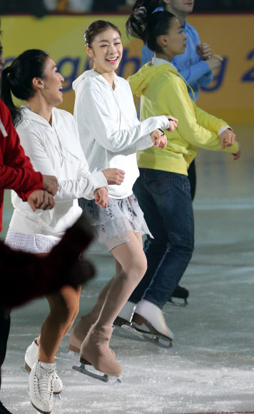 5일 오후 강원 평창군 용평돔에서 2013평창 동계스페셜올림픽 폐막식이 열려 김연아가 미셸콴과 함께 가수 싸이의 강남스타일 노래에 맞춰 말춤을 추고 있다.  연합뉴스