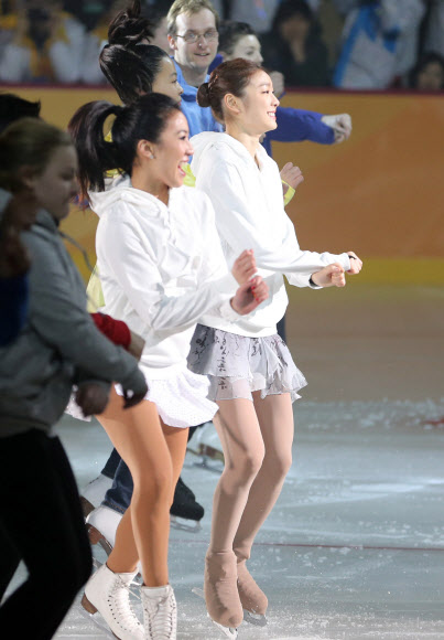 5일 오후 강원 평창군 용평돔에서 2013평창 동계스페셜올림픽 폐막식이 열려 김연아가 미셸콴과 함께 가수 싸이의 강남스타일 노래에 맞춰 말춤을 추고 있다.  연합뉴스