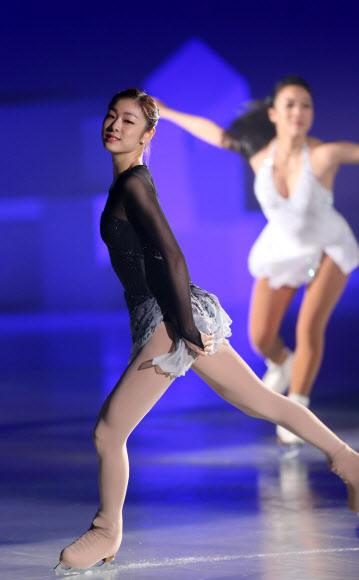 5일 오후 강원 평창군 용평돔에서 2013평창 동계스페셜올림픽 폐막식이 열려 김연아가 미셸콴과 함께 폐막공연을 펼치고 있다. 연합뉴스