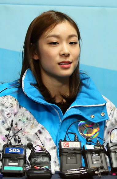 평창 동계 스페셜올림픽 폐막식 아이스쇼를 앞둔 김연아가 5일 오후 용평돔에서 취재진 질문에 답하고 있다.  연합뉴스
