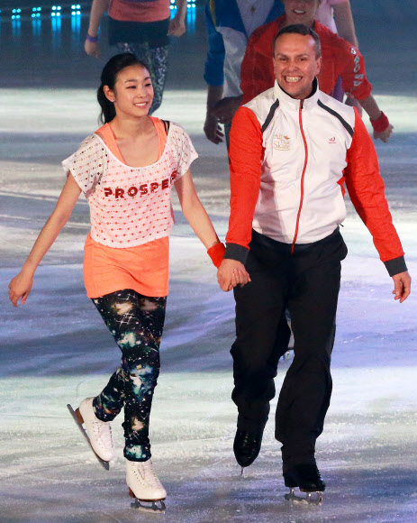 피겨여왕 김연아가 4일 오후 서울 송파구 올림픽공원 체조경기장 특설 아이스링크장에서 에반 라이사첵, 패트릭 챈, 카롤리나 코스트너 등 세계적인 피겨스타들과 함께 ‘E1 올댓스케이트 스프링 2012’ 무대를 펼치고 안무가 데이비드 윌슨의 손을 잡고 팬들에게 인사하고 있다. 연합뉴스