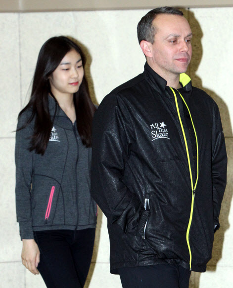 22일 오후 서울 노원구 공릉동 태릉 국제스케이트장에서 김연아 선수와 안무가 데이비드 윌슨이 ‘E1 올댓스케이트 스프링 2012’에서 초연될 새로운 갈라 프로그램에 대해 직접 설명하는 기자회견이 열렸다. 연합뉴스