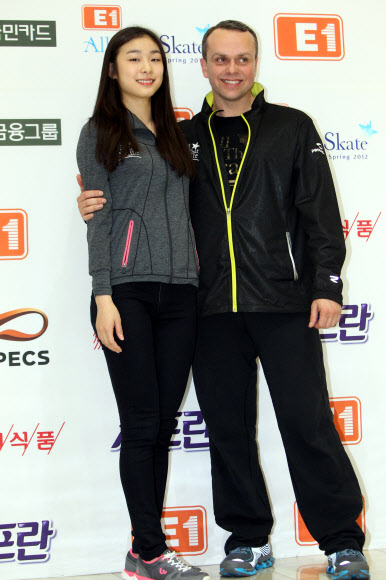 22일 오후 서울 노원구 공릉동 태릉 국제스케이트장에서 김연아 선수와 안무가 데이비드 윌슨이 ‘E1 올댓스케이트 스프링 2012’에서 초연될 새로운 갈라 프로그램에 대해 직접 설명하는 기자회견이 열렸다. 연합뉴스