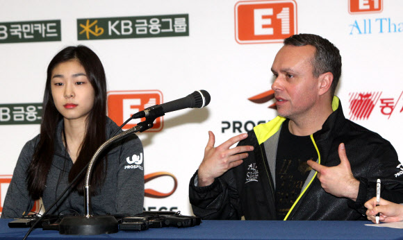 22일 오후 서울 노원구 공릉동 태릉 국제스케이트장에서 김연아 선수와 안무가 데이비드 윌슨이 ‘E1 올댓스케이트 스프링 2012’에서 초연될 새로운 갈라 프로그램에 대해 직접 설명하는 기자회견이 열렸다. 연합뉴스