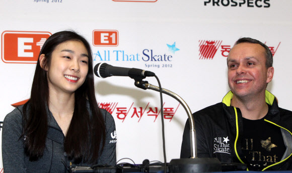 22일 오후 서울 노원구 공릉동 태릉 국제스케이트장에서 김연아 선수와 안무가 데이비드 윌슨이 ‘E1 올댓스케이트 스프링 2012’에서 초연될 새로운 갈라 프로그램에 대해 직접 설명하는 기자회견이 열렸다. 연합뉴스