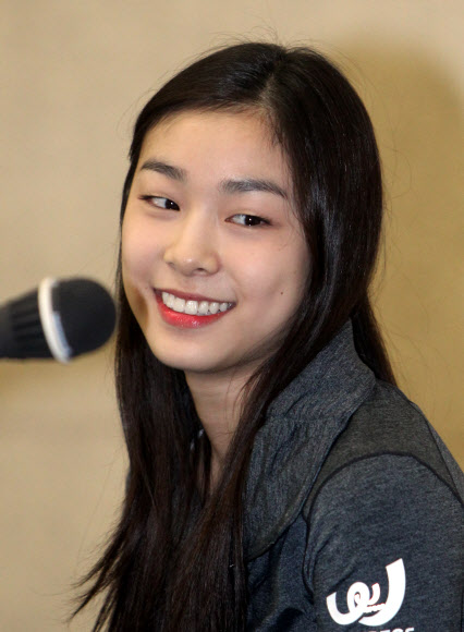 22일 오후 서울 노원구 공릉동 태릉 국제스케이트장에서 김연아 선수와 안무가 데이비드 윌슨이 ‘E1 올댓스케이트 스프링 2012’에서 초연될 새로운 갈라 프로그램에 대해 직접 설명하는 기자회견이 열렸다. 연합뉴스