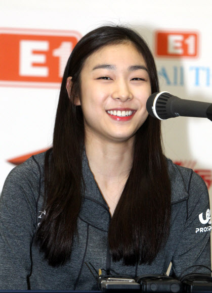 22일 오후 서울 노원구 공릉동 태릉 국제스케이트장에서 김연아 선수와 안무가 데이비드 윌슨이 ‘E1 올댓스케이트 스프링 2012’에서 초연될 새로운 갈라 프로그램에 대해 직접 설명하는 기자회견이 열렸다. 연합뉴스