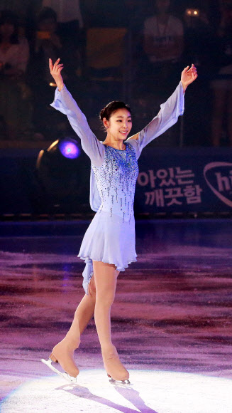 피겨퀸 김연아가 4일 오후 서울 송파구 올림픽공원 체조경기장 특설 아이스링크장에서 열린 ‘E1 올댓스케이트 스프링 2012’에서 멋진 연기를 선보이고 있다. 연합뉴스