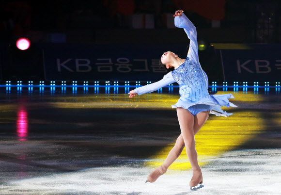 피겨퀸 김연아가 4일 오후 서울 송파구 올림픽공원 체조경기장 특설 아이스링크장에서 열린 ‘E1 올댓스케이트 스프링 2012’에서 멋진 연기를 선보이고 있다. 연합뉴스