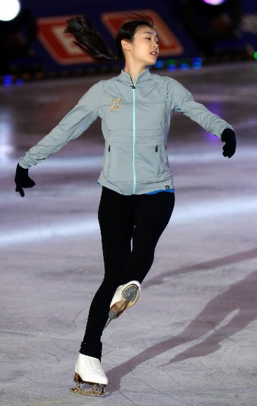 피겨퀸 김연아가 4일 오후 서울 송파구 올림픽공원 체조경기장 특설 아이스링크장에서 열린 ‘E1 올댓스케이트 스프링 2012’에서 멋진 연기를 위해 연습중이다. 연합뉴스