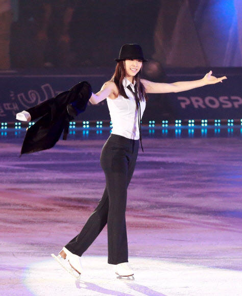 피겨퀸 김연아가 4일 오후 서울 송파구 올림픽공원 체조경기장 특설 아이스링크장에서 열린 ‘E1 올댓스케이트 스프링 2012’에서 멋진 연기를 선보이고 있다. 연합뉴스