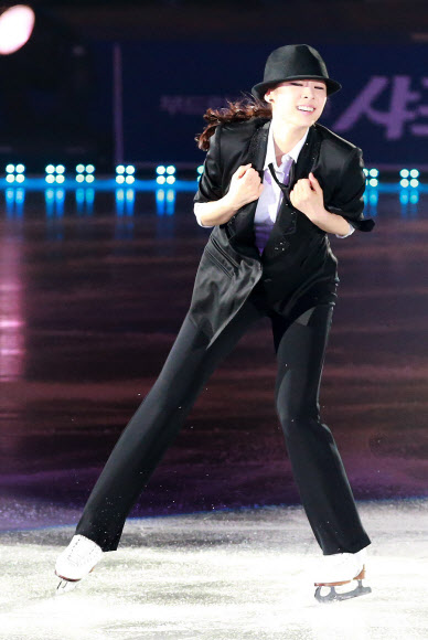 피겨퀸 김연아가 4일 오후 서울 송파구 올림픽공원 체조경기장 특설 아이스링크장에서 열린 ‘E1 올댓스케이트 스프링 2012’에서 멋진 연기를 선보이고 있다. 연합뉴스