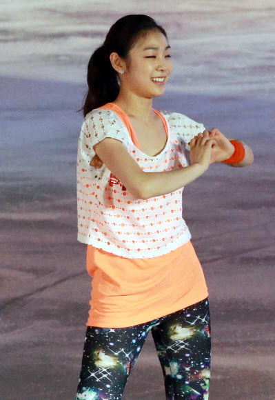 피겨퀸 김연아가 4일 오후 서울 송파구 올림픽공원 체조경기장 특설 아이스링크장에서 열린 ‘E1 올댓스케이트 스프링 2012’에서 멋진 연기를 선보이고 있다. 연합뉴스