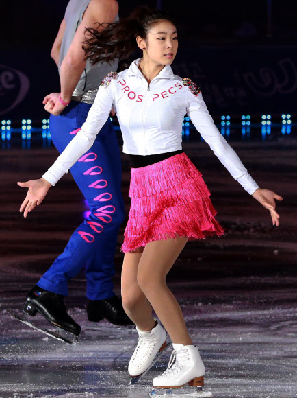 피겨퀸 김연아가 4일 오후 서울 송파구 올림픽공원 체조경기장 특설 아이스링크장에서 열린 ‘E1 올댓스케이트 스프링 2012’에서 멋진 연기를 선보이고 있다. 연합뉴스