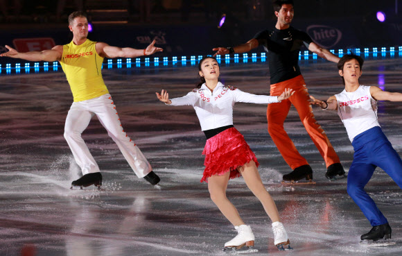 피겨퀸 김연아가 4일 오후 서울 송파구 올림픽공원 체조경기장 특설 아이스링크장에서 열린 ‘E1 올댓스케이트 스프링 2012’에서 멋진 연기를 선보이고 있다. 연합뉴스