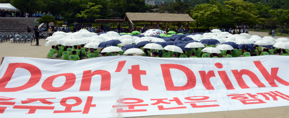페르노리카 코리아가 음주운전예방재단과 함께 5일 서울 남산골 한옥마을에서 음주운전예방 메시지를 담은 플레시몹 캠페인을 벌이고 있다.  도준석 pado@seoul.co.kr