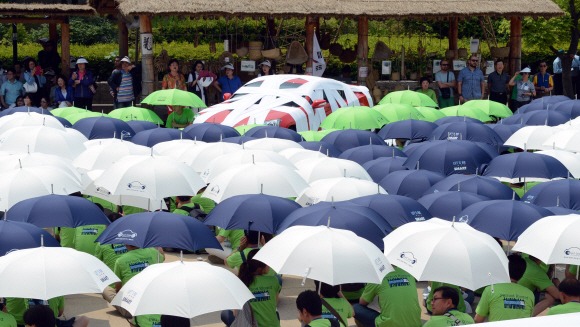 페르노리카 코리아가 음주운전예방재단과 함께 5일 서울 남산골 한옥마을에서 음주운전예방 메시지를 담은 플레시몹 캠페인을 벌이고 있다.  도준석 pado@seoul.co.kr