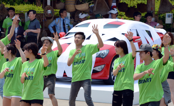 페르노리카 코리아가 음주운전예방재단과 함께 5일 서울 남산골 한옥마을에서 음주운전예방 메시지를 담은 플레시몹 캠페인을 벌이고 있다.  도준석 pado@seoul.co.kr