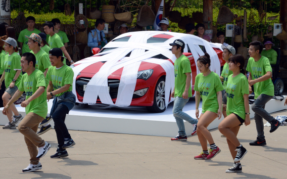 페르노리카 코리아가 음주운전예방재단과 함께 5일 서울 남산골 한옥마을에서 음주운전예방 메시지를 담은 플레시몹 캠페인을 벌이고 있다.  도준석 pado@seoul.co.kr