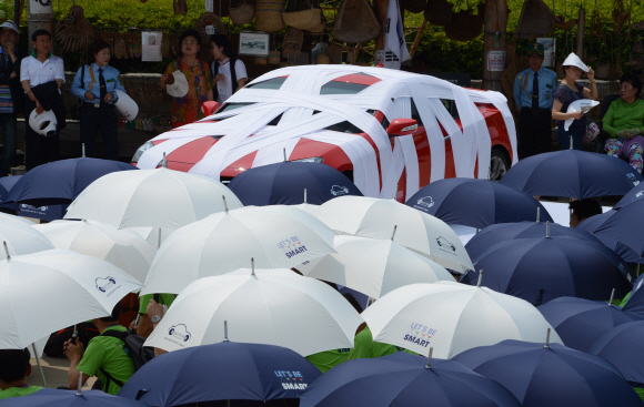 페르노리카 코리아가 음주운전예방재단과 함께 5일 서울 남산골 한옥마을에서 음주운전예방 메시지를 담은 플레시몹 캠페인을 벌이고 있다.  도준석 pado@seoul.co.kr