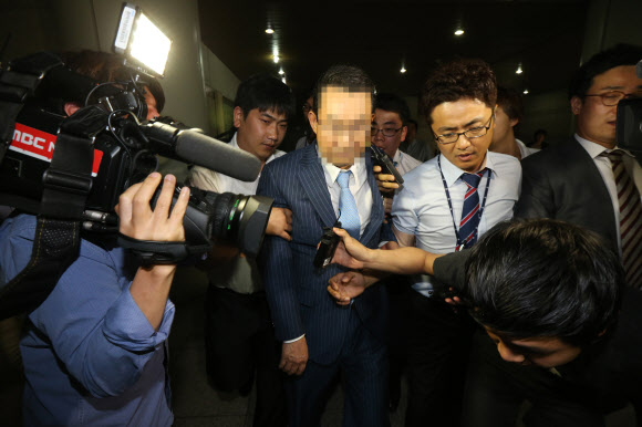 법정 나서는 ‘원세훈 로비’ 건설업자