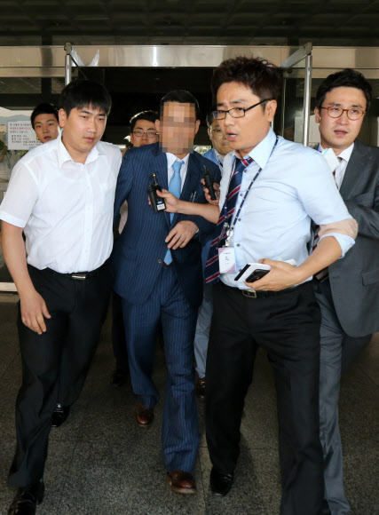 법정 나서는 ‘원세훈 로비’ 건설업자 원세훈 전 국가정보원장에게 수천만원의 뇌물을 건넨 의혹을 받는 중견 건설업체 황보건설의 황보연 전 대표가 5일 오후 서울 서초구 서초동 서울중앙지법에서 영장실질심사를 받은 뒤 법정을 나서고 있다.   연합뉴스