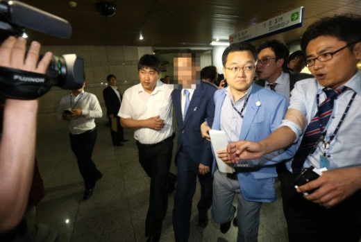 법정 나서는 ‘원세훈 로비’ 건설업자 원세훈 전 국가정보원장에게 수천만원의 뇌물을 건넨 의혹을 받는 중견 건설업체 황보건설의 황보연 전 대표가 5일 오후 서울 서초동 서울중앙지법에서 영장실질심사를 받은 뒤 법정을 나서고 있다.  연합뉴스