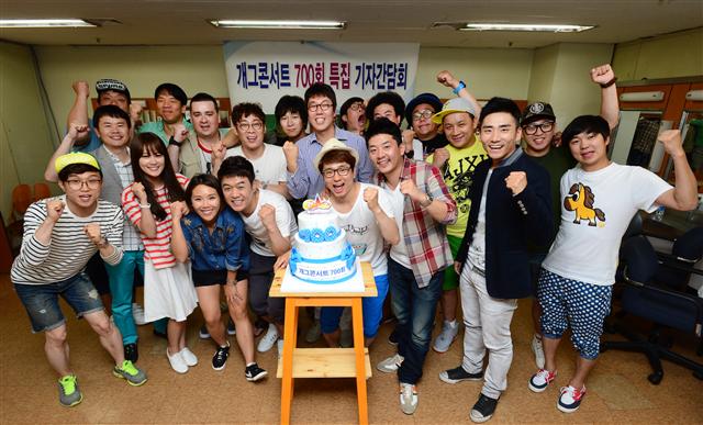 개그콘서트 물갈이 예고  5일 KBS 신관 ‘개그콘서트’ 700회 기념 녹화 현장에서 신구 멤버들이 한자리에 모여 기념 촬영을 하고 있다. 강성범, 신봉선, 김영철, 샘 해밍턴 등 원년 멤버들이 특별 게스트로 가세했다.<br>KBS 제공