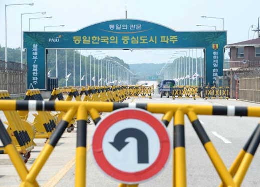 북한이 6일 개성공단과 금강산관광 정상화를 위한 당국회담을 전격 제안한 가운데 개성공단으로 통하는 경기도 파주 통일대교에 통행이 허가된 차량만 간간이 오가고 있다. 이호정기자