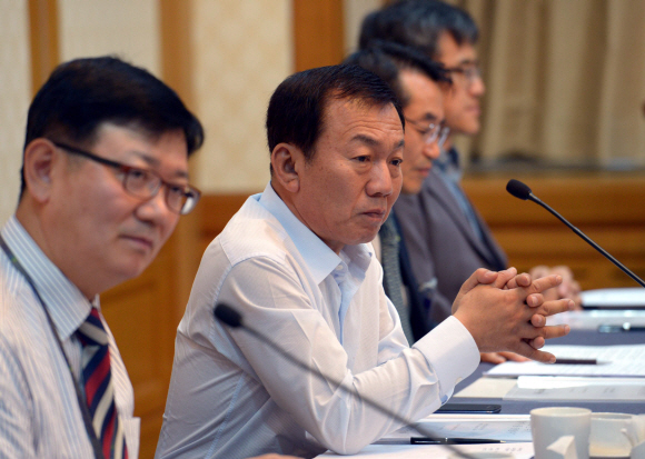 한재권 개성공단기업협회 회장(왼쪽 두번째)이 7일 오전 국회 귀빈식당에서 열린 한반도통일연구원 주최 ‘개성공단 위기, 어떻게 풀 것인가?’ 토론회에서 패널의 발언을 듣고 있다.사진 왼쪽은 서 호 통일부 개성공단 지원단장이다. 이호정기자