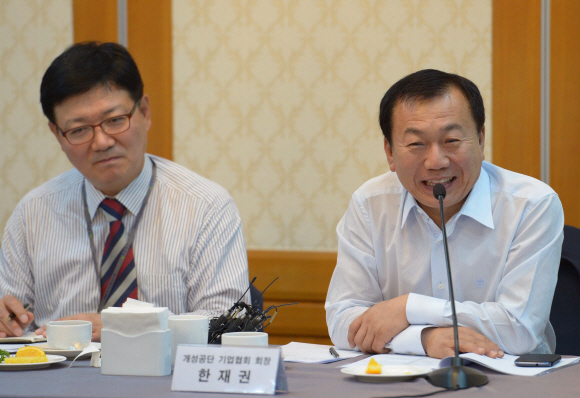 한재권 개성공단기업협회 회장(오른쪽)이 7일 오전 국회 귀빈식당에서 열린 한반도통일연구원 주최 ‘개성공단 위기, 어떻게 풀 것인가?’ 토론회에서 밝은 표정으로 발언을 하고 있다.왼쪽은 서 호 통일부 개성공단 지원단장.   이호정기자