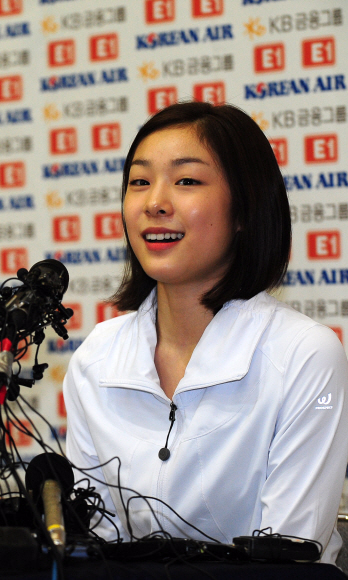 피겨여왕 김연아 선수가 2일 서울 태릉선수촌 국제스케이트장에서 기자회견을 열고 2014년 소치 동계올림픽 출전과 IOC선수위원 출마를 발표하고 있다.  손형준 boltagoo@seoul.co.kr