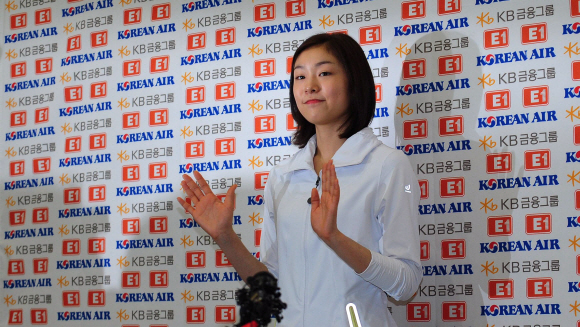 피겨여왕 김연아 선수가 2일 서울 태릉선수촌 국제스케이트장에서 기자회견을 열고 2014년 소치 동계올림픽 출전과 IOC선수위원 출마를 발표하고 있다.  손형준 boltagoo@seoul.co.kr