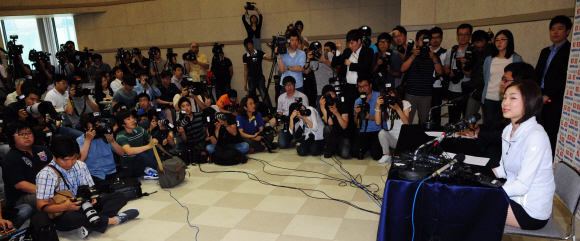 피겨여왕 김연아 선수가 2일 서울 태릉선수촌 국제스케이트장에서 기자회견을 열고 2014년 소치 동계올림픽 출전과 IOC선수위원 출마를 발표하고 있다.  손형준 boltagoo@seoul.co.kr