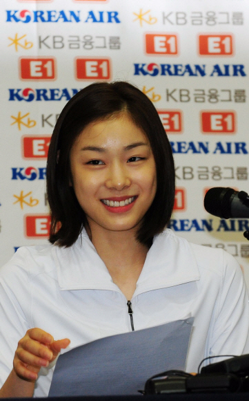 피겨여왕 김연아 선수가 2일 서울 태릉선수촌 국제스케이트장에서 기자회견을 열고 2014년 소치 동계올림픽 출전과 IOC선수위원 출마를 발표하고 있다.  손형준 boltagoo@seoul.co.kr