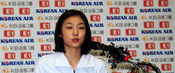 피겨여왕 김연아 선수가 2일 서울 태릉선수촌 국제스케이트장에서 기자회견을 열고 2014년 소치 동계올림픽 출전과 IOC선수위원 출마를 발표하고 있다.  손형준 boltagoo@seoul.co.kr