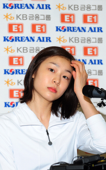 피겨여왕 김연아 선수가 2일 서울 태릉선수촌 국제스케이트장에서 기자회견을 열고 2014년 소치 동계올림픽 출전과 IOC선수위원 출마를 발표하고 있다.  손형준 boltagoo@seoul.co.kr