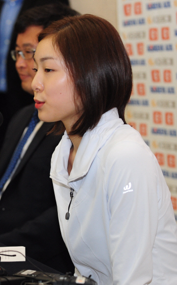 피겨여왕 김연아 선수가 2일 서울 태릉선수촌 국제스케이트장에서 기자회견을 열고 2014년 소치 동계올림픽 출전과 IOC선수위원 출마를 발표하고 있다.  손형준 boltagoo@seoul.co.kr