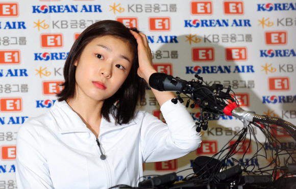 피겨여왕 김연아 선수가 2일 서울 태릉선수촌 국제스케이트장에서 기자회견을 열고 2014년 소치 동계올림픽 출전과 IOC선수위원 출마를 발표하고 있다.  손형준 boltagoo@seoul.co.kr