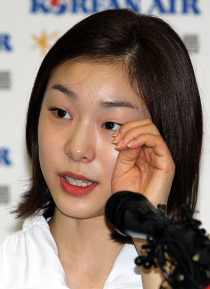 피겨여왕 김연아 선수가 2일 서울 태릉선수촌 국제스케이트장에서 기자회견을 열고 2014년 소치 동계올림픽 출전과 IOC선수위원 출마를 발표하고 있다.  손형준 boltagoo@seoul.co.kr