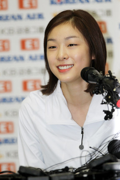 피겨여왕 김연아 선수가 2일 서울 태릉선수촌 국제스케이트장에서 기자회견을 열고 2014년 소치 동계올림픽 출전과 IOC선수위원 출마를 발표하고 있다.  손형준 boltagoo@seoul.co.kr