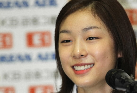 피겨여왕 김연아 선수가 2일 서울 태릉선수촌 국제스케이트장에서 기자회견을 열고 2014년 소치 동계올림픽 출전과 IOC선수위원 출마를 발표하고 있다.  손형준 boltagoo@seoul.co.kr