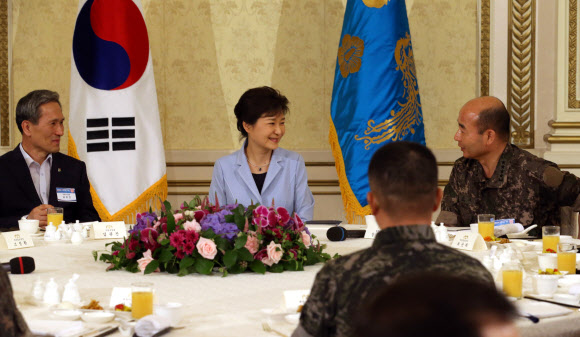 환담하는 박 대통령