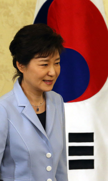자리로 향하는 박 대통령