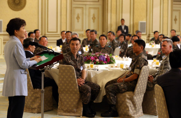 박근혜 대통령이 7일 청와대 영빈관에서 열린 전군 주요지휘관 격려 오찬에서 인사말을 하고 있다.  연합뉴스