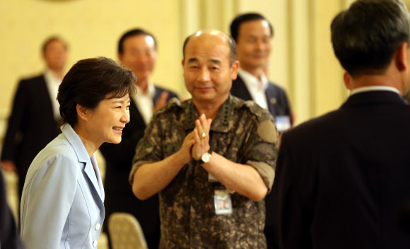 자리에 앉는 박 대통령