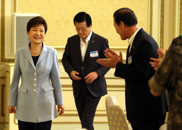 밝은 표정으로 입장하는 박 대통령